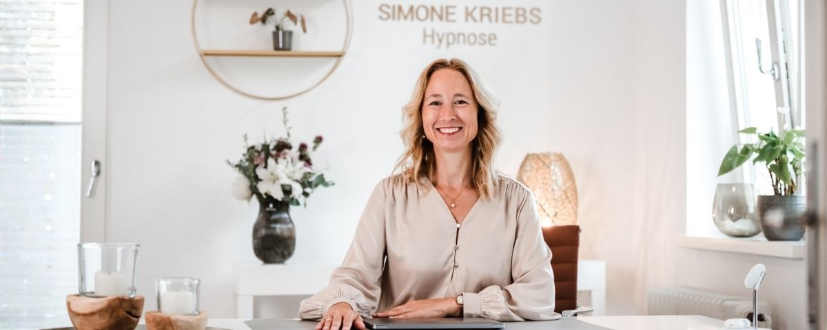 Vorurteile über Selbstständigkeit: Geschäftsführerin sitzt an ihrem Schreibtisch