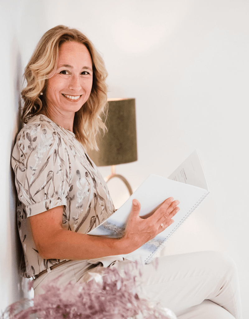 Simone hält das Business Workbook in den Händen Galerie