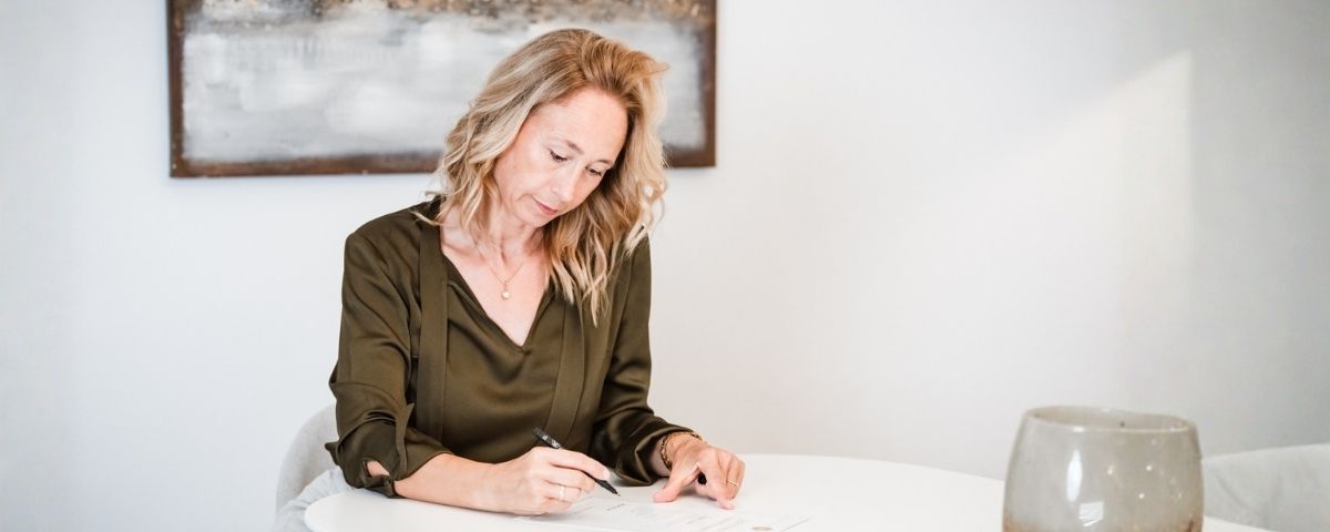 Frau bei schriftlicher Reflexion